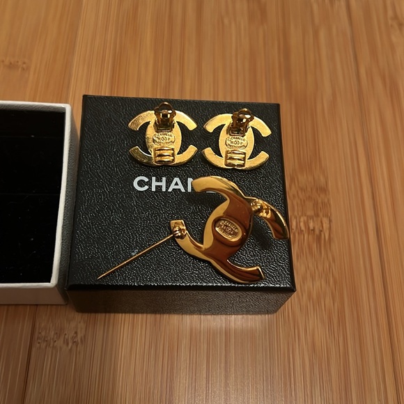 Chanel turn lock earrings and brooch - Picture 9 of 13